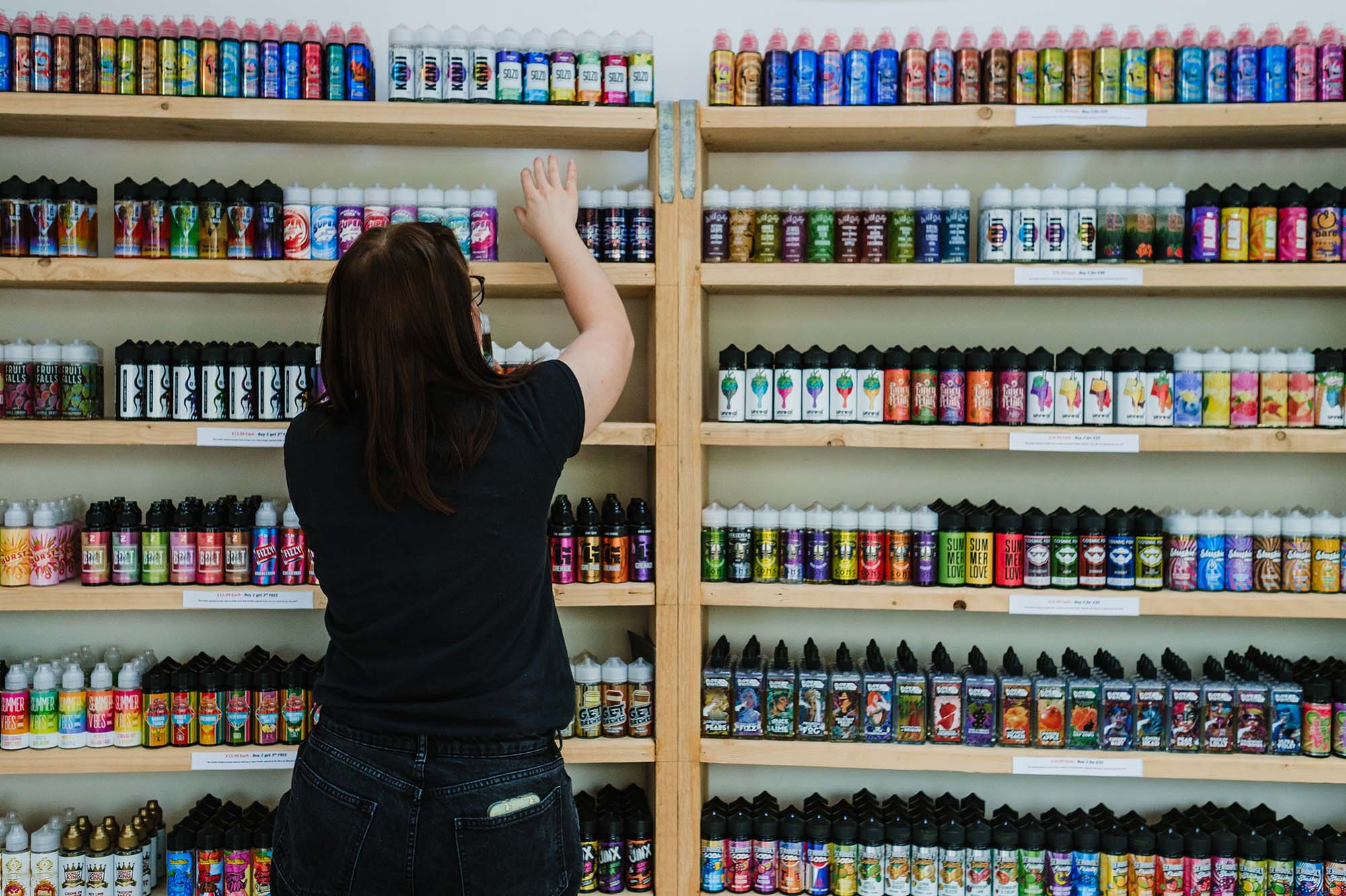 organising shelves in vape shop