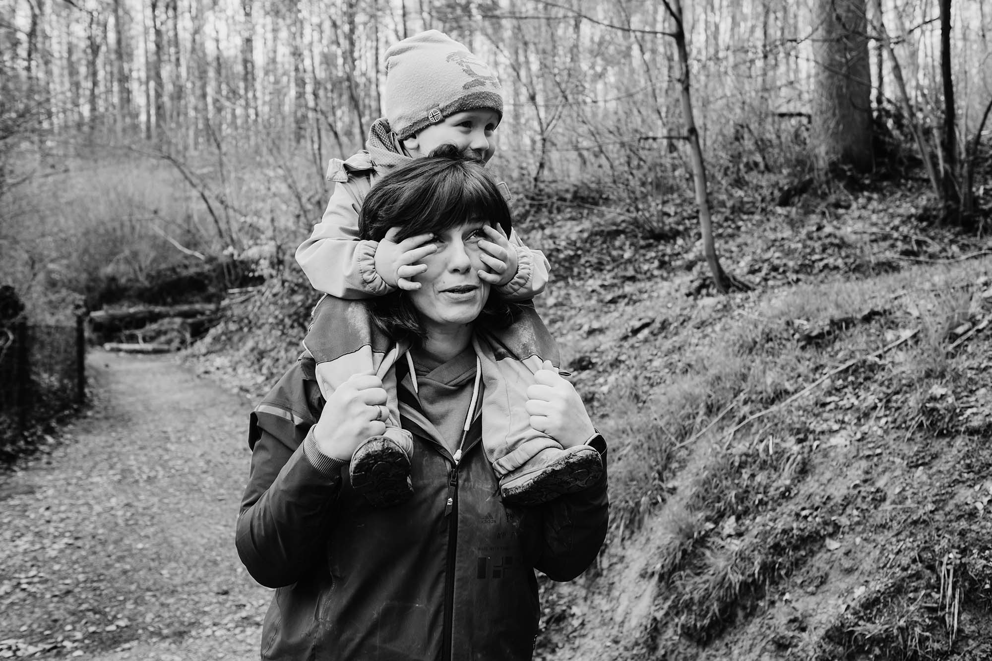 Nicole_mum-with-toddler-on-shoulders