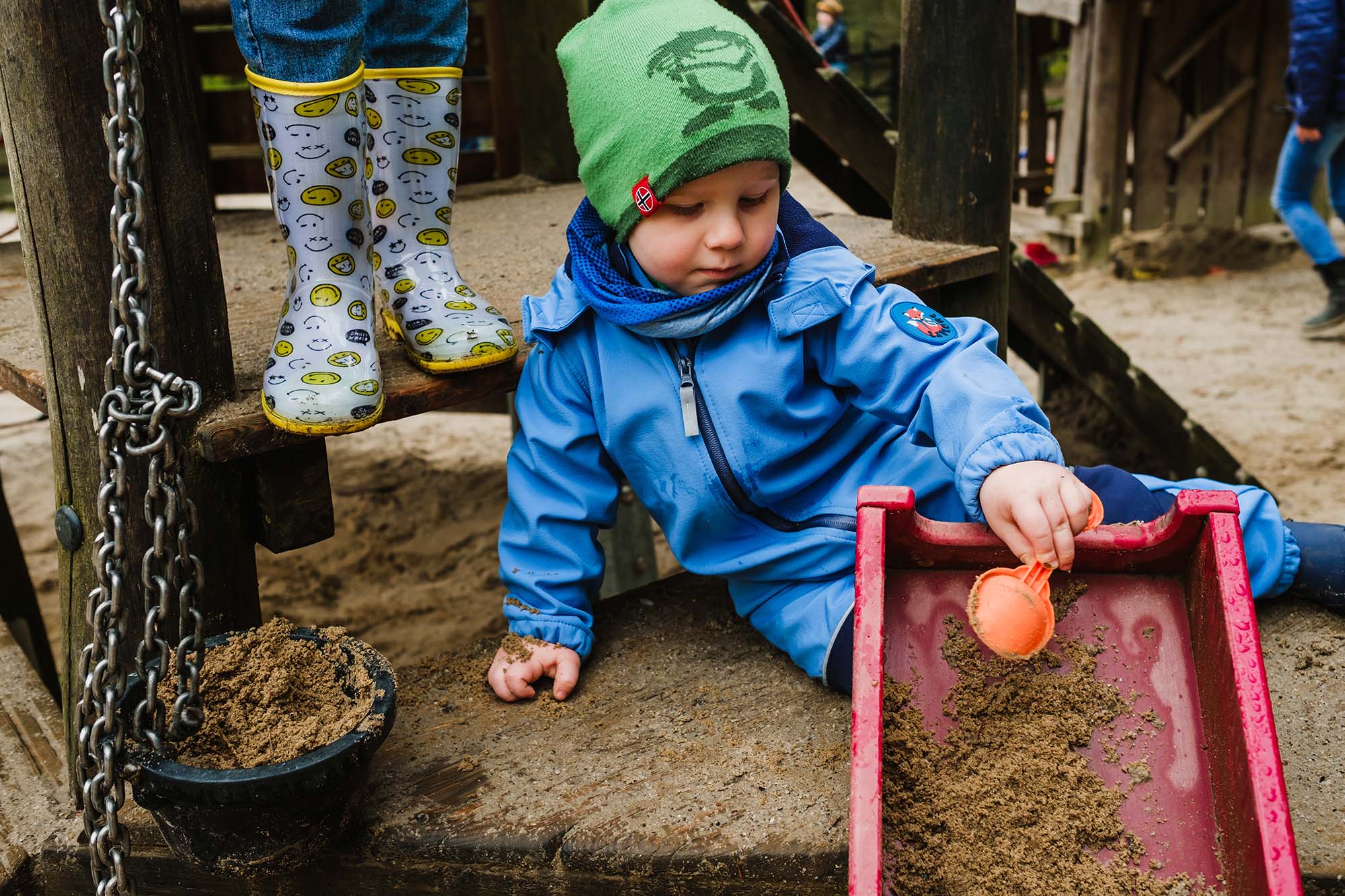 Nicole_toddler-boy-playing-with-sand